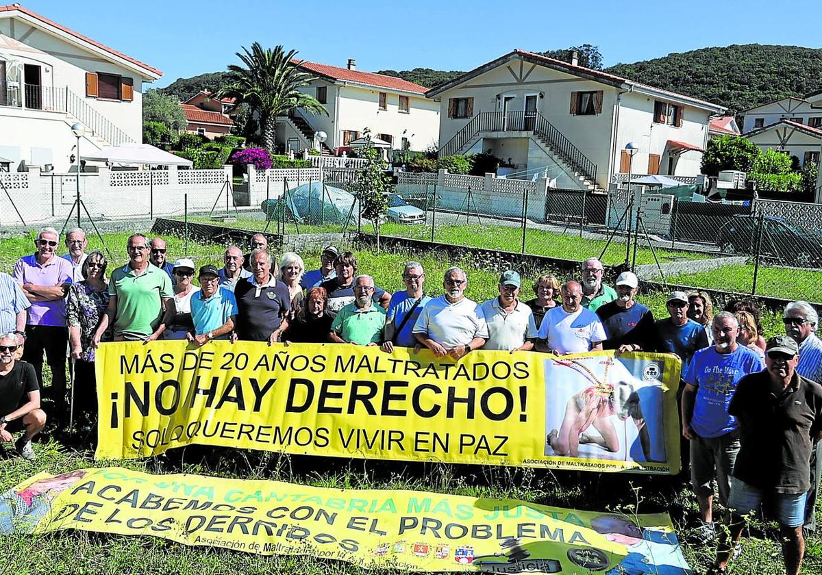 Una veintena de los afectados posa para EL CORREO en la urbanización Pueblo del Mar, en Argoños.