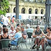 Varios clientes toman unas consumiciones en un bar de la Plaza Nueva.
