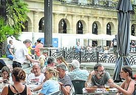 Varios clientes toman unas consumiciones en un bar de la Plaza Nueva.