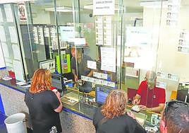 La actividad no falta en las administraciones de lotería.