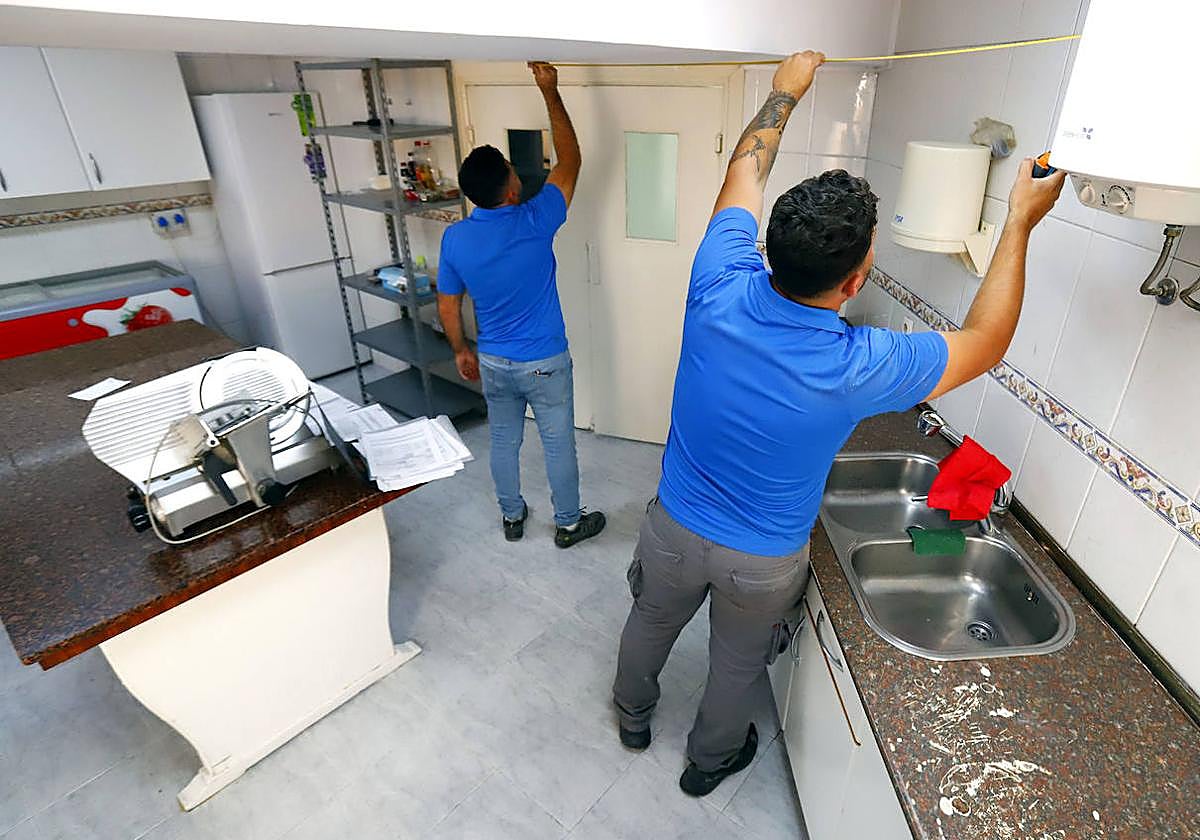 La cafetería del casino cuenta con un gran salón para organizar actividades.