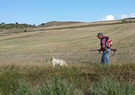 Un cazador junto a su padre en el campo.