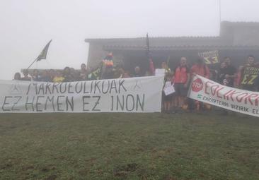 Protesta contra los parques eólicos en Balmaseda: «Los montes son sagrados, no se sacrifican»