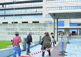 Acceso a la sede del Gobierno vasco en el vitoriano barrio de Lakua.