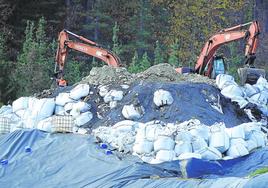 Dos máquinas excavadoras trabajan en el vertedero de Mallabia, en Bizkaia.