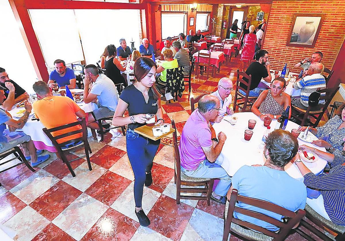 Restaurante Alejandro. A diario, el 80% de los comensales son trabajadores de fuera de la ciudad.