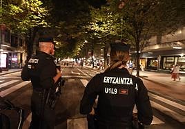 Agentes de la Ertzaintza patrullan en Bilbao, en una imagen de archivo.