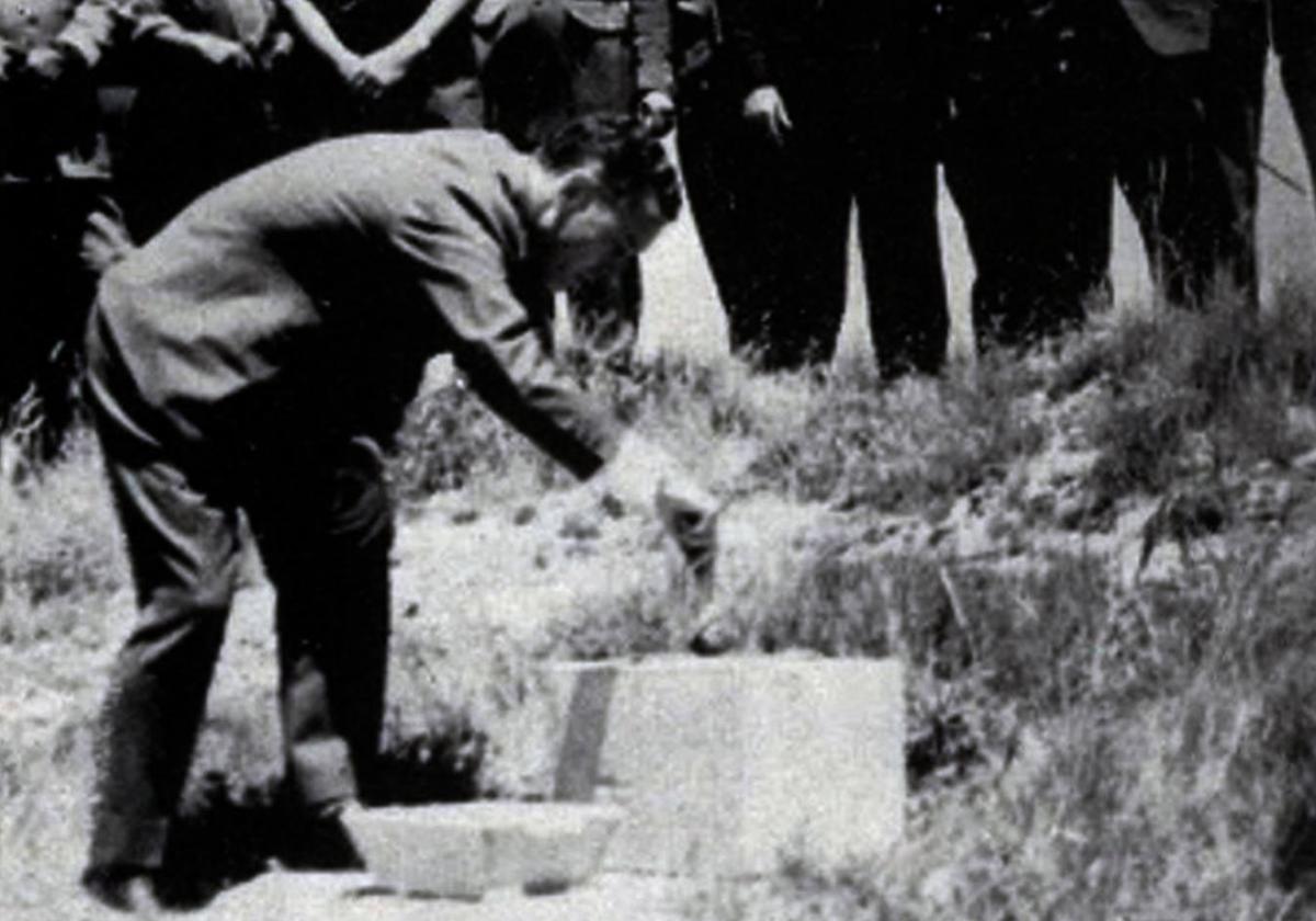 El alcalde de Vitoria entre 1966 y 1972, Manuel María Lejarreta Allende, inaugura el monolito en Júndiz.