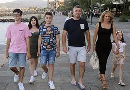 Damiano, Beatrice, Samuele,Emanuele, Verónica y Eleonora, paseando por Hondarribia.