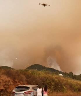 Imagen secundaria 2 - Vecinos viven con preocupación ante el avance del incendio forestal.