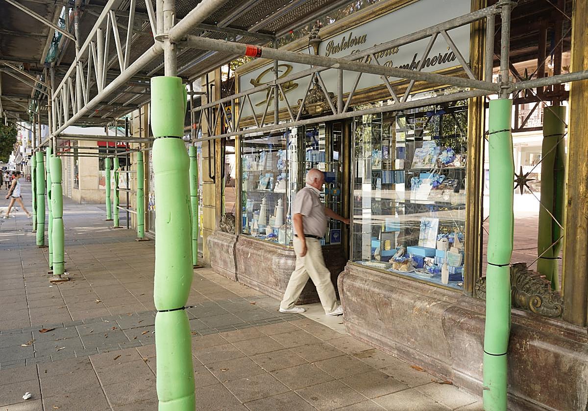 Un cliente accede al local de Dato 20 este sábado