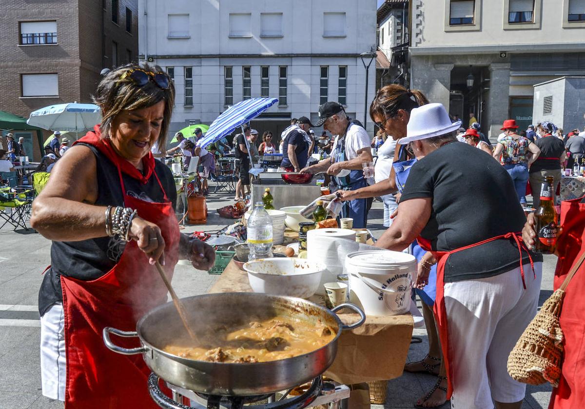 Centenares de personas se citan con las tortillas y el conejo de Rakataplá en Llodio