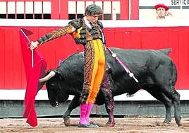 Roca Rey firmó el pasado año una faena que pasó a la historia al ser corneado, tratado en la enfermería y regresar para matar al segundo de su lote.