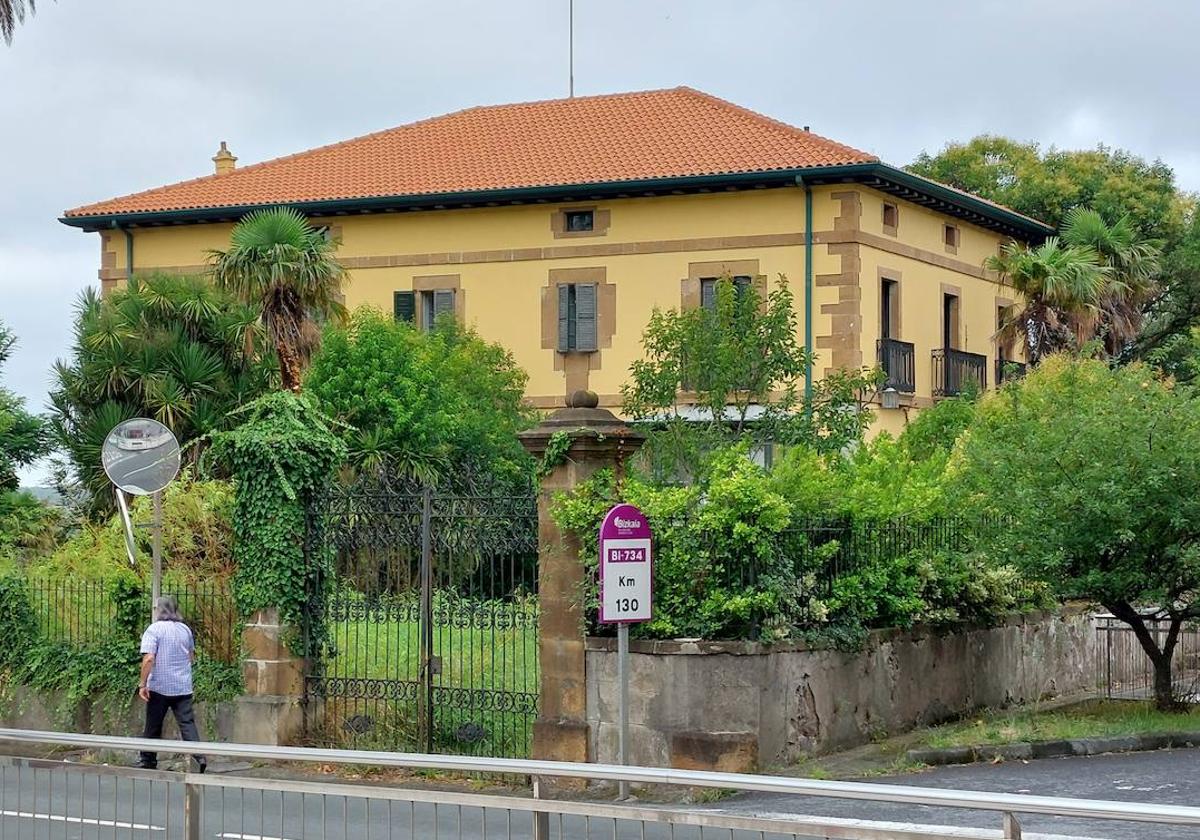 La casa indiana ocupada y parte de las varias hectáreas que componen el terreno de la finca.