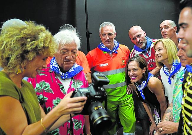 Siguen con atención las instrucciones del equipo de fotografía para saber cómo y dónde colocarse.