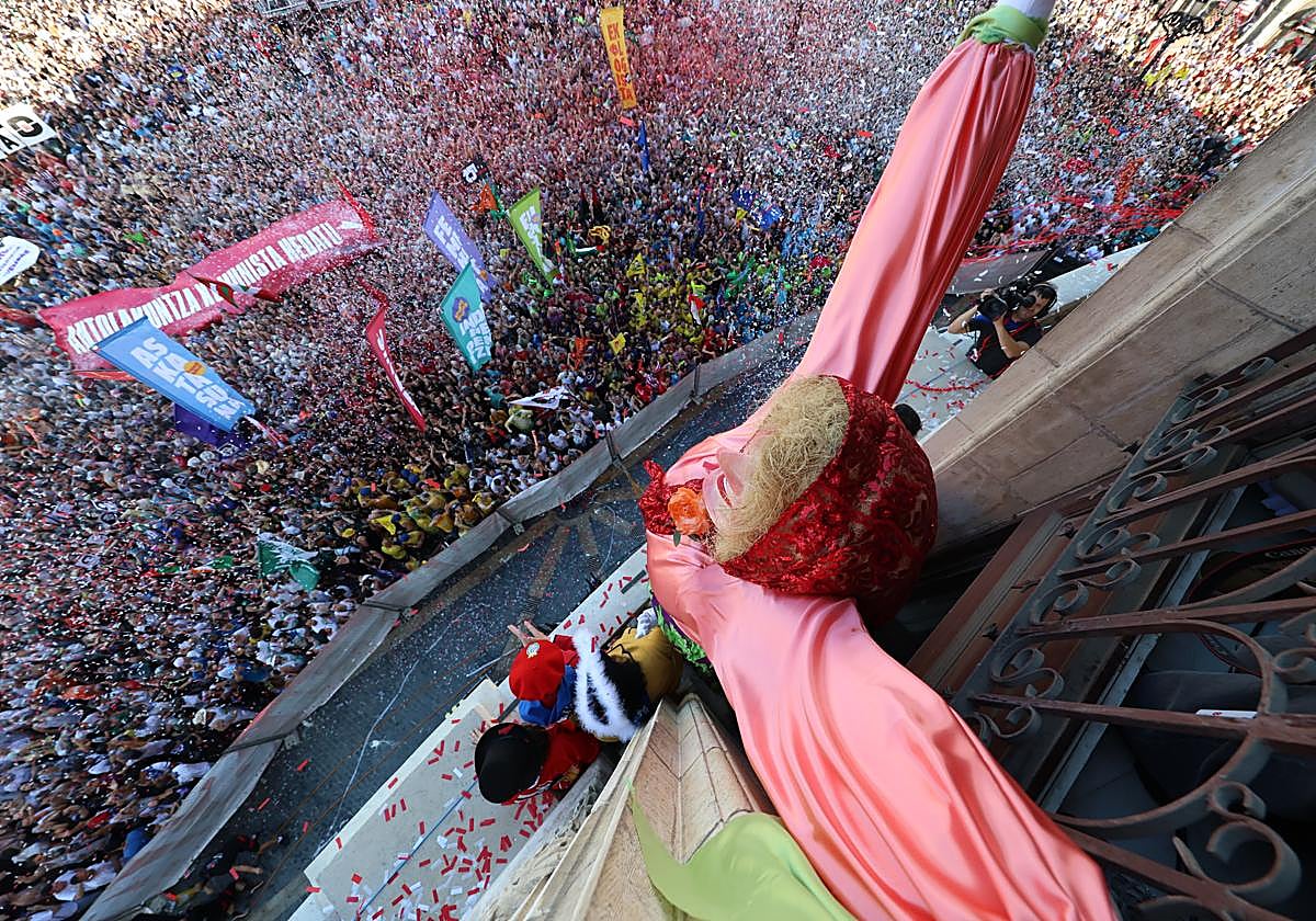 Marijaia abraza a todos los bilbaínos en un txupinazo sofocante