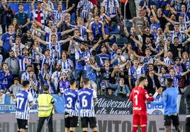 Los jugadores albiazules se despiden de la afición en el último partido de la pasada temporada en casa.