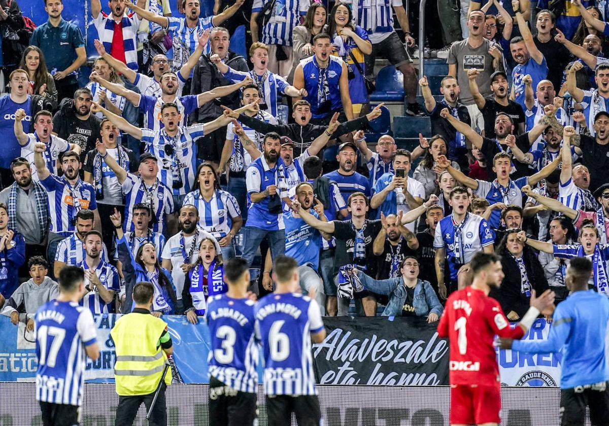 Los jugadores albiazules se despiden de la afición en el último partido de la pasada temporada en casa.