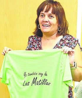 Imagen secundaria 2 - Ya que no había contenedor de vidrio llevaron las botellas al Ayuntamiento. | Se reclamó y se consiguió la colocación de un semáforo para cruzar la N-1 en los años 80. | Con su camiseta queda claro que los vecinos presumen de ser del barrio de Las Matillas. 