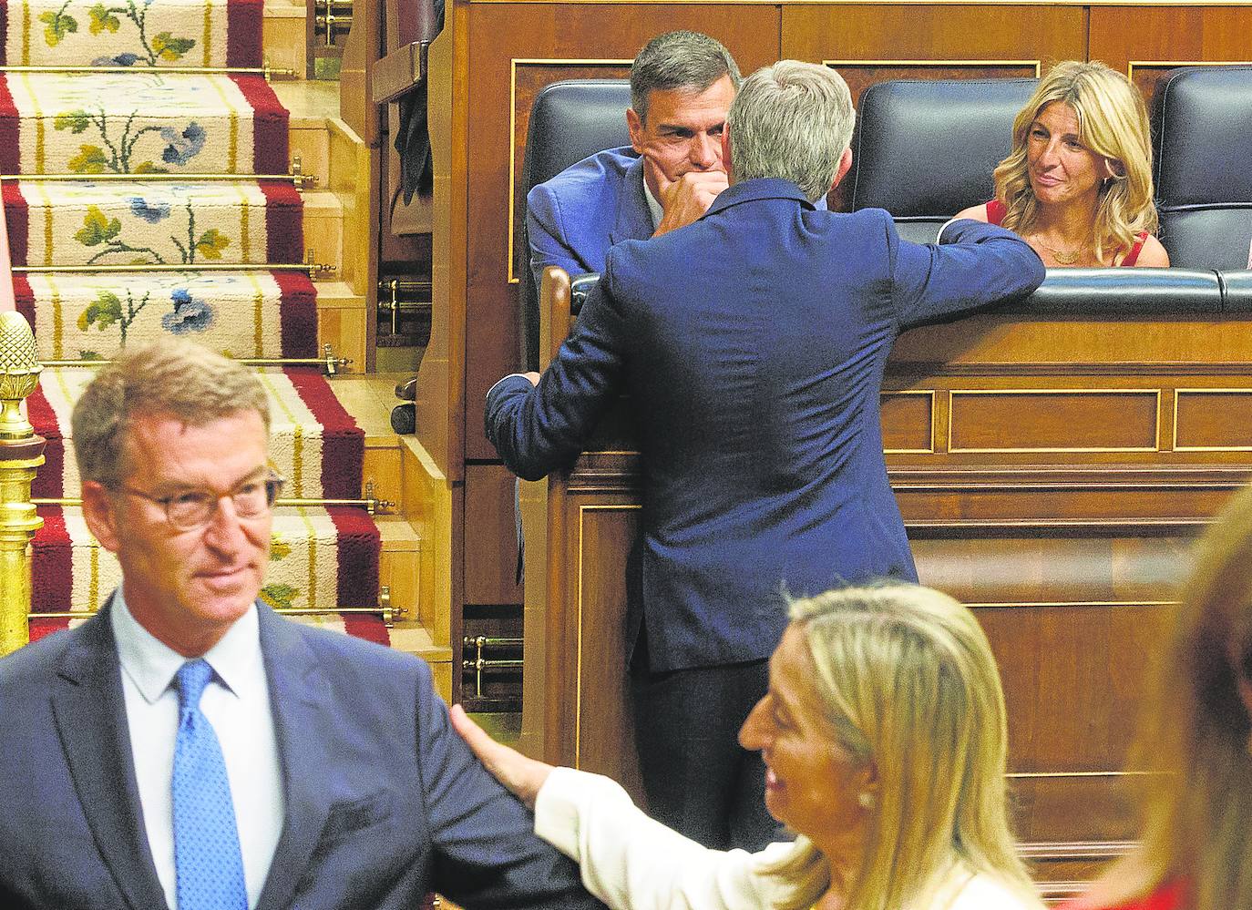 Alberto Núñez Feijóo se dirige hacia su escaño con Pedro Sánchez al fondo durante la constitución del Congreso el pasado jueves.