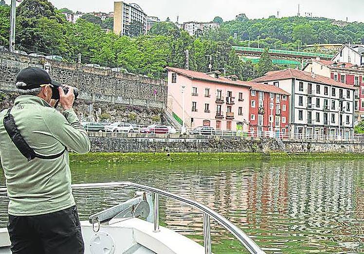 Imagen principal - Un eje estratégico. La ría, sus estructuras y los edificios ribereños son elementos de gran interés arquitectónico. | Templos en ruinas. La discoteca Txitxarro, en Deba, tras el atentado de 2000. | Zabalaga. Chillida Leku será escenario de los coloquios sobre el caserío. 