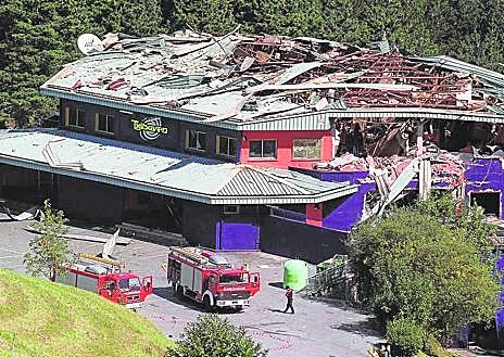 Imagen secundaria 1 - Un eje estratégico. La ría, sus estructuras y los edificios ribereños son elementos de gran interés arquitectónico. | Templos en ruinas. La discoteca Txitxarro, en Deba, tras el atentado de 2000. | Zabalaga. Chillida Leku será escenario de los coloquios sobre el caserío. 