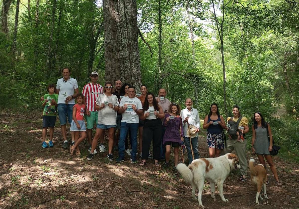 Vecinos de la localidad vizcaína con el cupón posando ante el árbol más querido del pueblo.