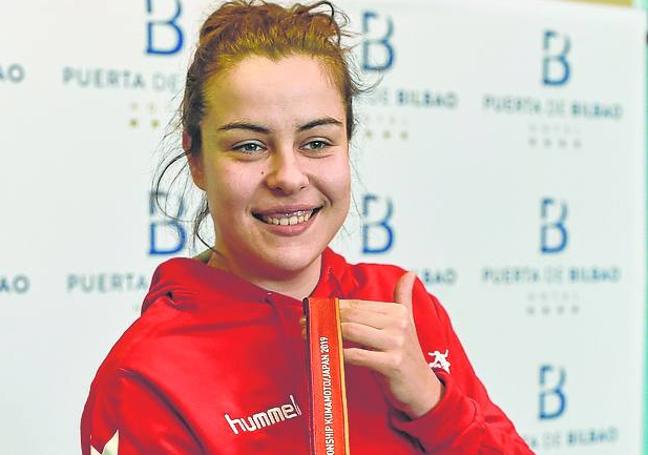 Ainhoa Hernández, con la plata en el Mundial de 2019.