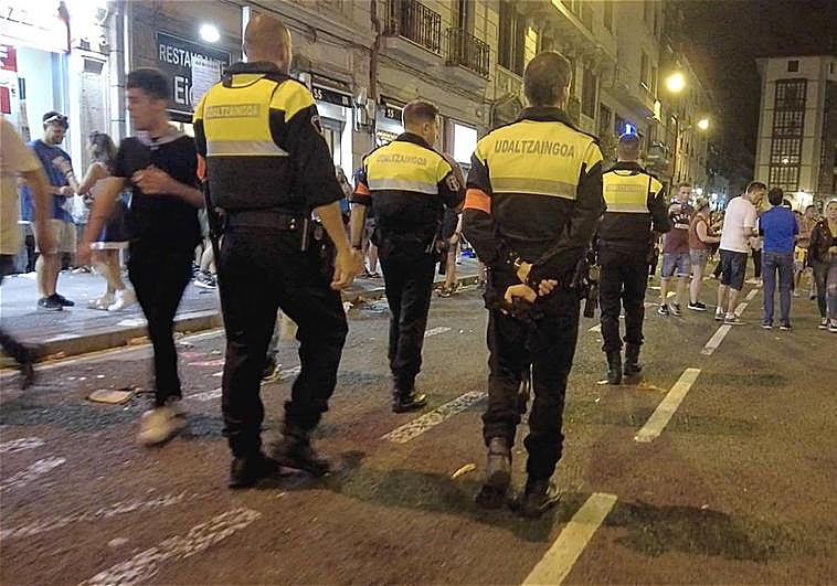 La Policía municipal patrullando el recinto festivo del Arenal