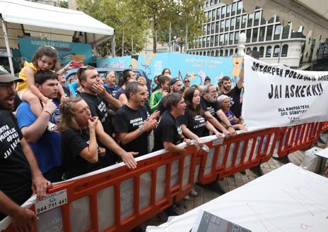 Imagen secundaria 1 - Las comparsas abuchean a Aburto por la «violencia policial»