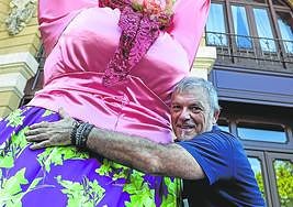 Toño Valdivieso se abreza a Marijia frente al Teatro Arriaga.
