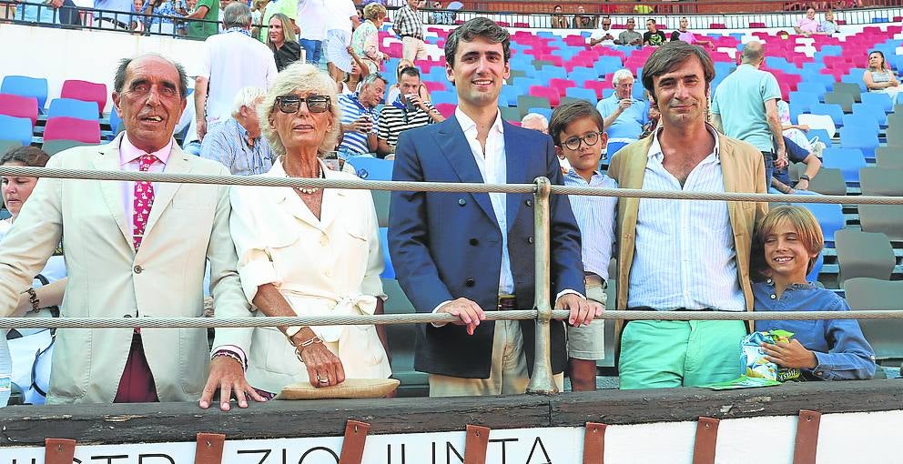 Jorge Ortiz de Urbina, Isabel Lipperhheide, Luis y Tristán Lezama Leguizamón junto a los jóvenes Tristán Lezama Leguizamón y Gabriel Vega de Seoane.