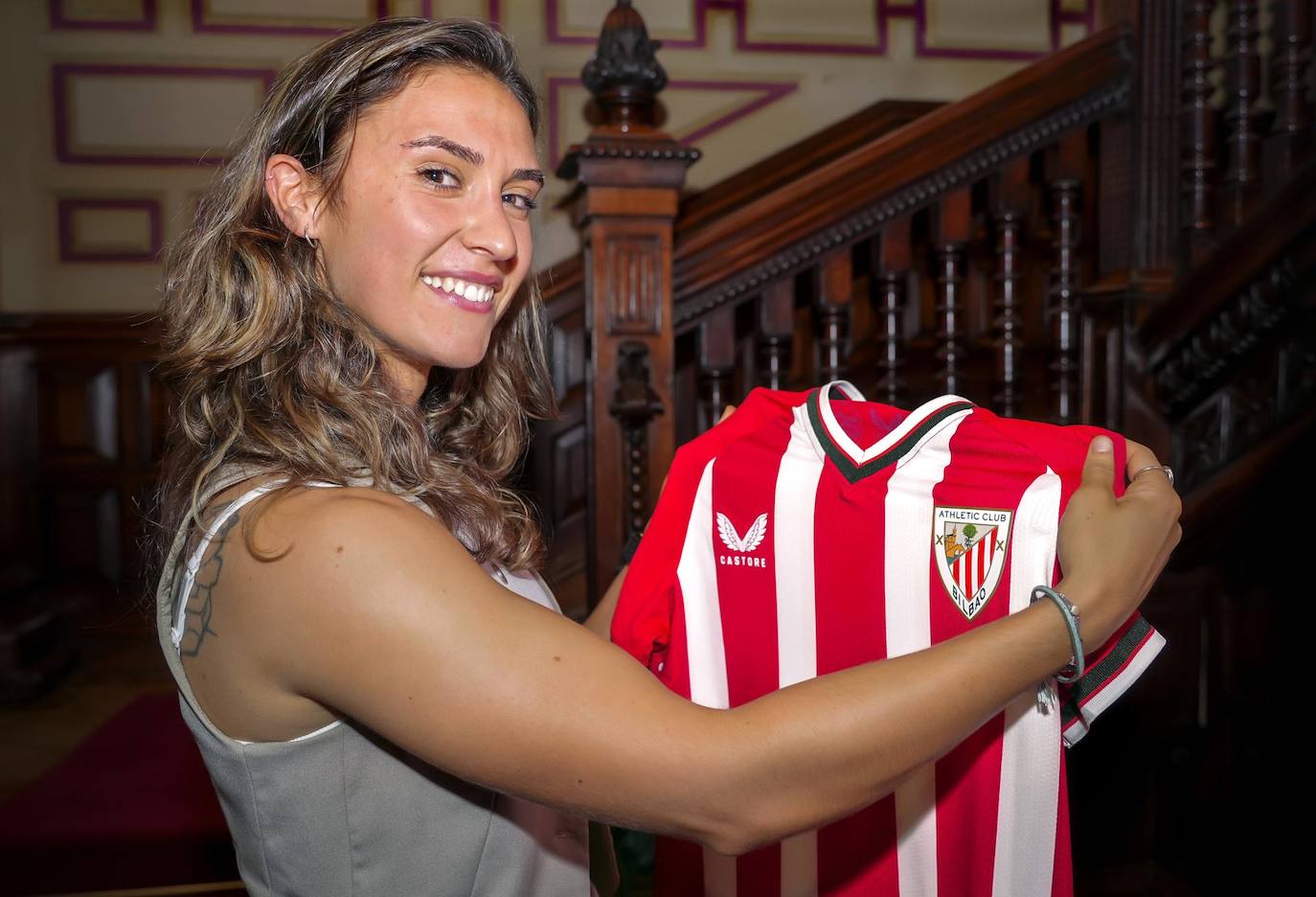 Nahikari García posa con la camiseta del Athletic.