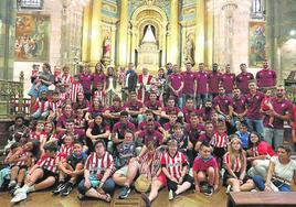 Foto de familia rojiblanca en la visita a la Amatxu de Begoña.
