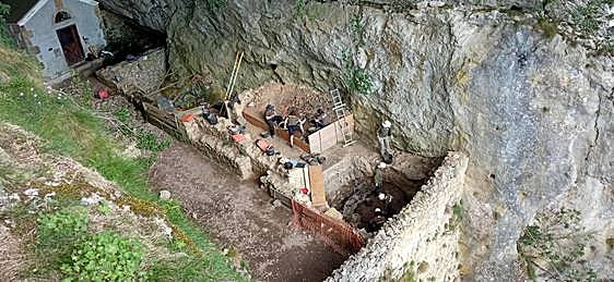 Aranzadi avanza en su busca de los neandertales en el túnel de San Adrián