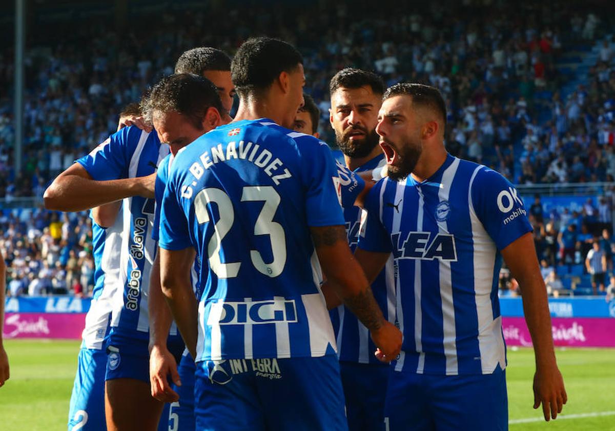 Los jugadores del Alavés celebran el gol de Rioja ante el Sevilla.