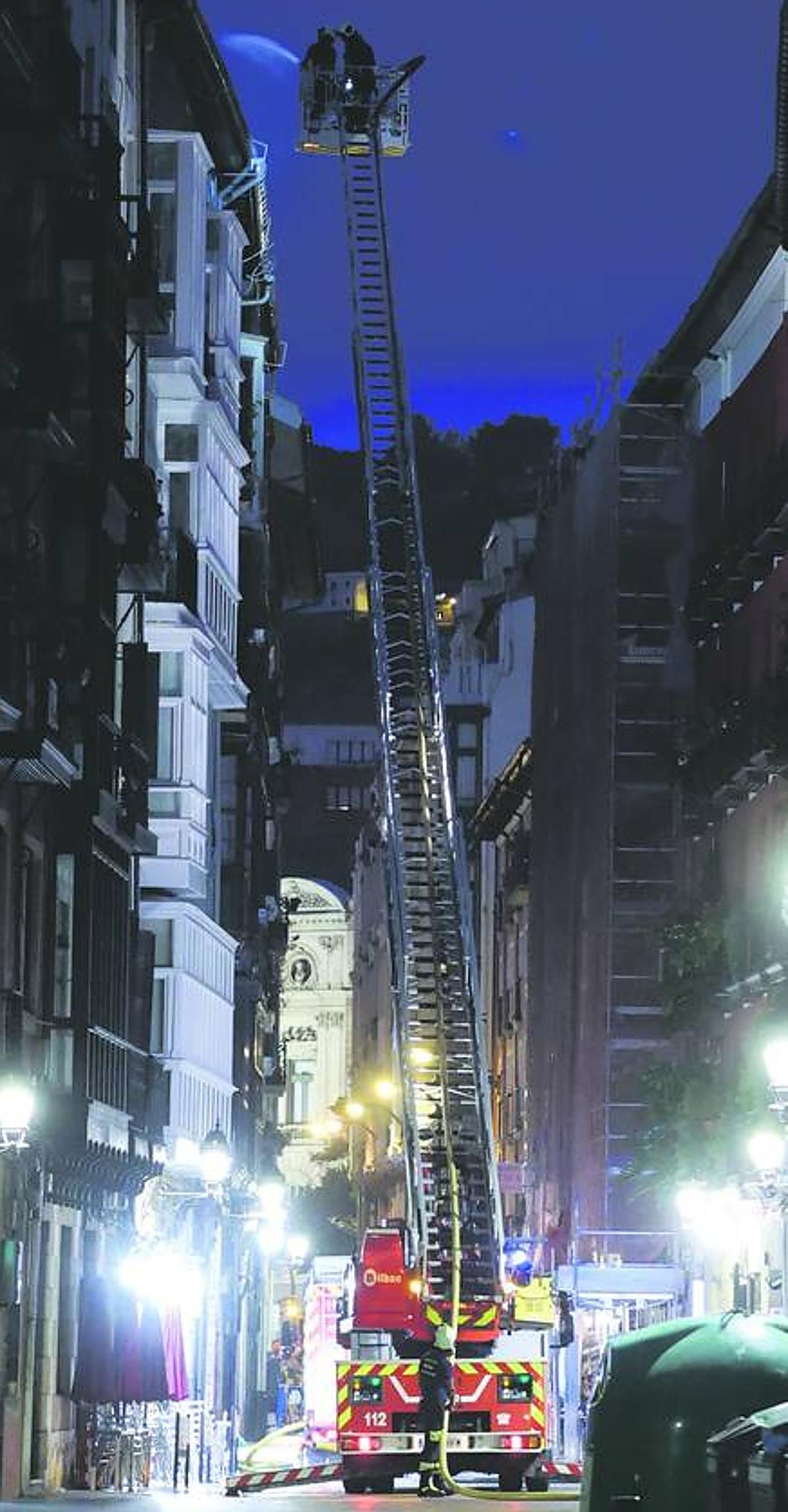 Regado. Los bomberos humedecen cada día los tejados de la zona.