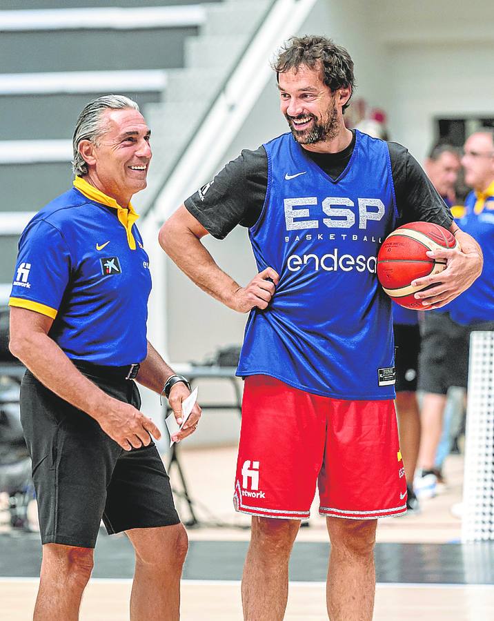 Imagen - Scariolo bromea con Llull durante un entrenamiento.