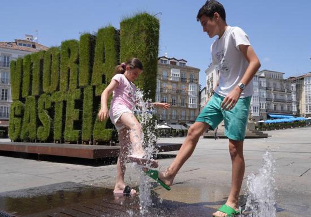 Ángel Vicente se seca el sudor de la frente, mientras Ali Asghar bebe agua de la botella en Vitoria.