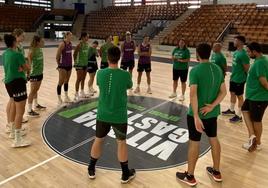 Urieta da una charla a sus jugadoras antes de empezar el entrenamiento.