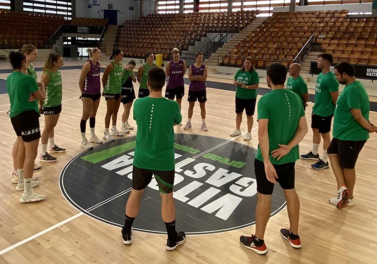 Urieta da una charla a sus jugadoras antes de empezar el entrenamiento.