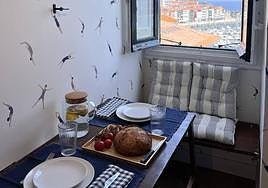 El ático de 54 metros de una pareja en Lekeitio con vistas al puerto y encanto marinero