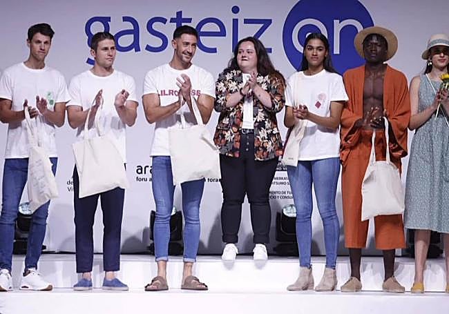 Idoia Martín al término de su desfile en la Pasarela Gasteiz On.