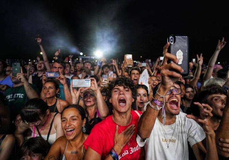 Imagen principal - Los fans llenaron el recinto.