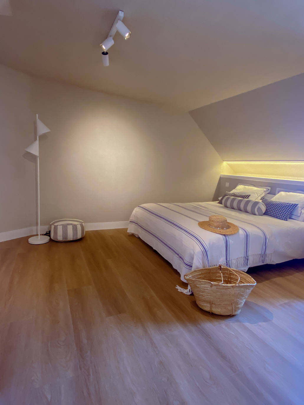 El ático de 54 metros de una pareja en Lekeitio con vistas al puerto y encanto marinero