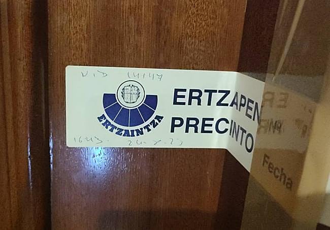 Precinto policial en el piso donde ocurrieron los hechos.
