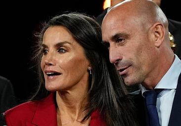 Los problemas de Rubiales con las mujeres: acoso a una directiva, novias polémicas y motín de las futbolistas