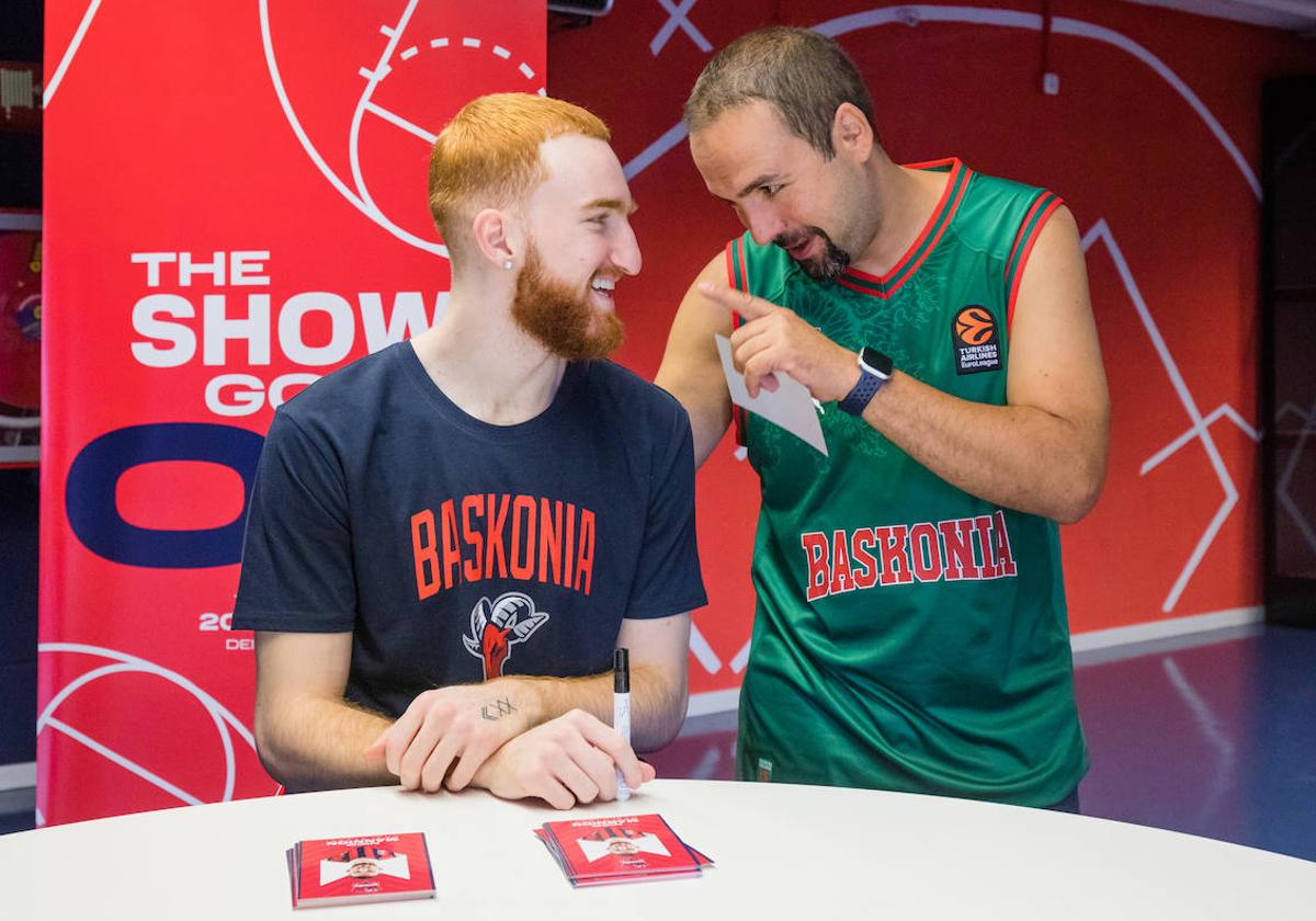 Mannion dialoga con un aficionado del Baskonia en su presentación.