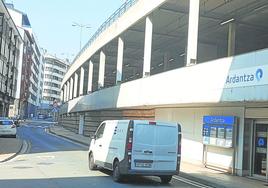 El tráfico ferroviario es uno de los mayores niveles de ruido, tal y como se produce en la zona del céntrico apeadero de Ardantza.