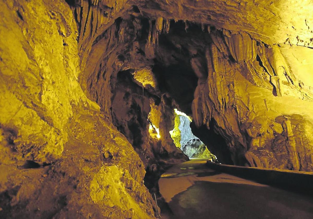 La carretera discurre por el interior de la gruta, que está cerca de la autovía A-8.